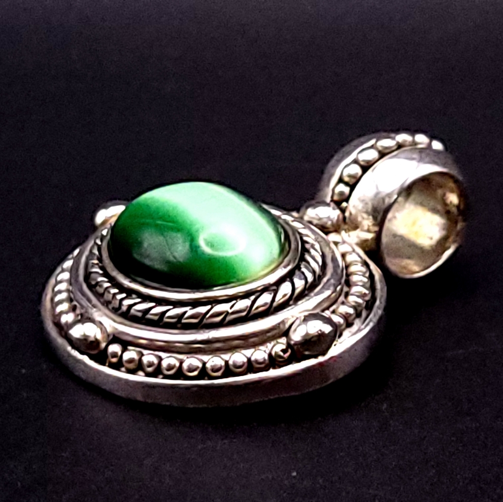Vintage Green Cat Eye Glass Silver Tone Necklace Pendant